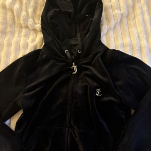 Juicy couture zip hoodie - tröja använd få gånger, inga skador och fläckar. bra skick, priset kan diskuteras!❤️