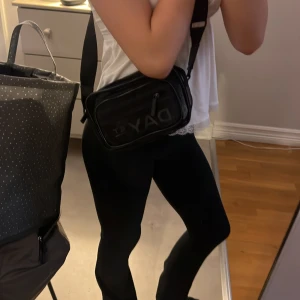 Day väska  - Denna väska är ganska använd men ser ny ut, bra med platser och jättefin