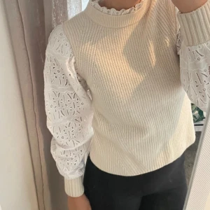 SEA tröja med spets - Stickad / broderad tröja från SEA New York. I fint skick! Modellen heter ”Sea NY Iris Sweater”