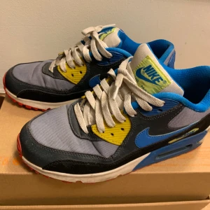 Nike Air Max 90 - Lite slitage på sidan av sulan, annars i fint skick. 