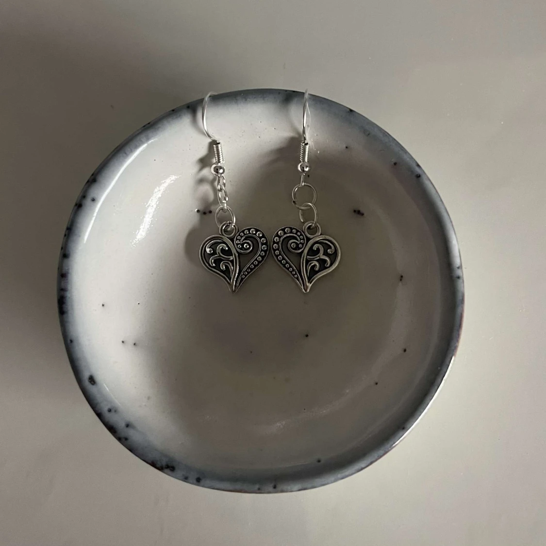 Silverfärgade hjärtformade örhängen