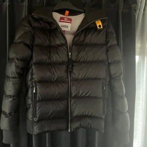 Parajumper pharrell jacka - Säljer nu min vinterjacka i så gått som nyskick, har endast haft den en säsong, har alla taggs kvar till den, storleken är 16 år, hör av dig vid fler frågor eller bilder