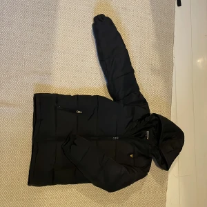 Vinterjacka  - Säljer en jätte snygg vinter jacka från lyle & scott, passar perfekt till kallare väder, toppskick, 14/15 years men skulle säga att den sitter S, hör av dig vid några frågar