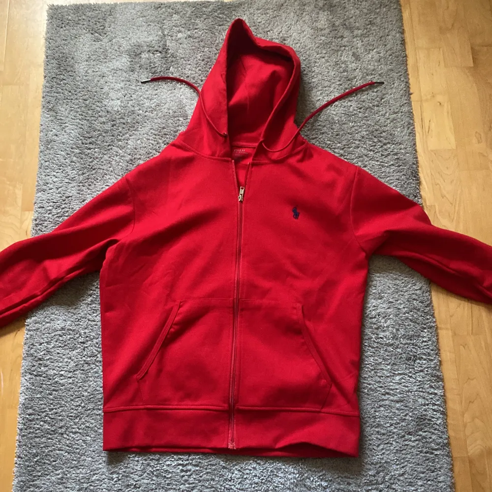 Utmärkt skick, knappt använd, passar folk från 175-185 cm, köp hela tracksuiten för 499 kr, bara hoodie eller bara byxa: 299 kr.. Hoodies.