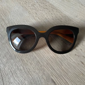 Solglasögon Marc Jacobs - Skavd logga Små små repor som knappt syns 