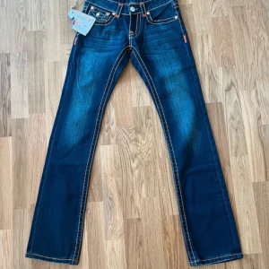 True religion jeans - Jättefina true religion jeans som tyvärr är för små för mig, sitter som xxs,skriv till mig om du har frågor😊