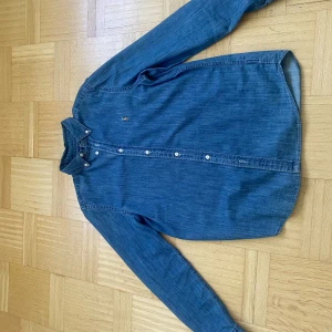 Ralph Lauren jeans skjorta strl 176  - Säljer en jättefin Ralph Lauren  jeans skjorta. Köpt på kids brand store 2023. Använd vid några tillfällen.  Passar perfekt till skolavslutningen el liknande. 