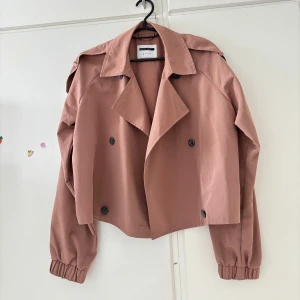 Trenchcoat  - Använd ett fåtal gånger. I storlek XS. Snygg kort kappa till hösten.