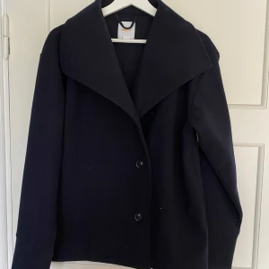 Kappa - Jättefin mörkblå kappa ifrån Gina Tricot!  Använd fåtal gånger och är i väldigt bra skick☺️Kontakta vid frågor om pris, passform osv!