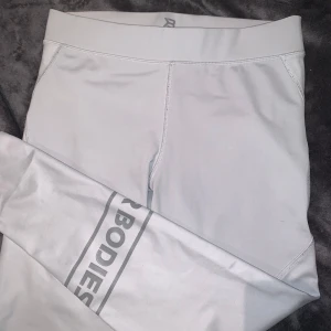 träningsbyxor better bodies  - Grå träningstights/ träningsbyxor från better bodies i storlek M Bra skick 