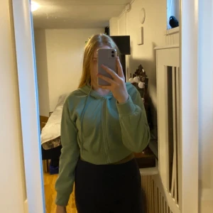 Grön hoodie med dragkedja, s - S