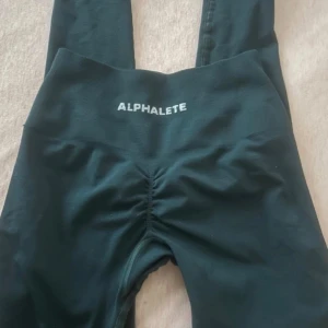 Alphalete tights - Så fina tights, lite för små därav säljer jag! 💚använda 3 gånger!