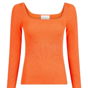 Orange ribbad tröja från Neo Noir - Säljer en snygg orange ribbad tröja från Neo Noir. Den har en fin halsringning och långa ärmar, perfekt för höst och vår. Materialet är en blandning av viskos och nylon vilket gör den både bekväm och stretchig. Passar perfekt till både vardag & fest🧡