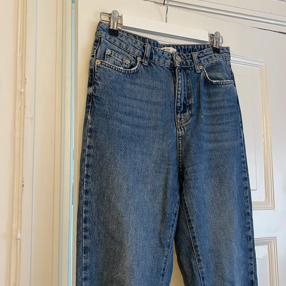 Löst sittande jeans. En ficka har hål pga välanvända. . Jeans & Byxor.