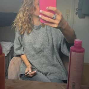 Stickad medel armad  - grå sticka tröja säljer för jag inte använder den 