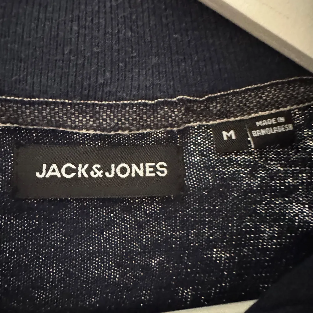 En halfzip från Jack and Jones använd få tall gånger. Pris kan diskuteras . Hoodies.