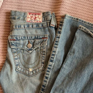 True religion jeans - Säljer mina Lågmidjade bootcut/straight, true religion jeans då dom tyvärr är lite för stora för mig💕super skick! - midjemått 27 (passar XS-S) 