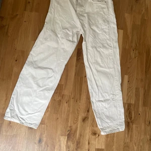 Weekday jeans - Säljer ett par vita jeans av modellen galaxy i riktigt fint skick, knappt använda. Pris går att diskutera