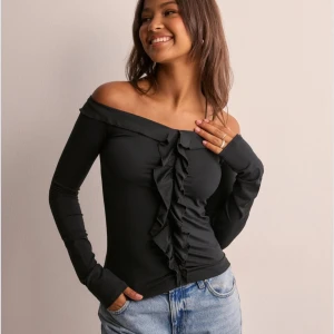 Cute ruffle top - Säljer också denna tröjan som också är helt ny som jag inte kunde lämna tillbaka. Satt väldigt fint på men tyckte det var jobbigt med off shoulder🥰(tröjan är längre än bild 3 har vikt upp den lite)köpt för 350kr 