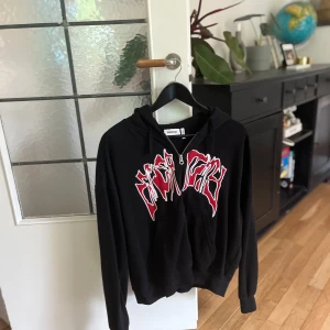Svart Weekday Zip Up - Storlek S, men puffig i armarna. Använd max 5 gånger, skriv till mig om du vill ha mer bilder eller vid minsta fundering. Priset är diskuterbart.
