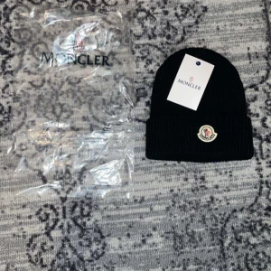 Moncler mössor - 4 st 2 av varje färg. Perfekt nu till vintern