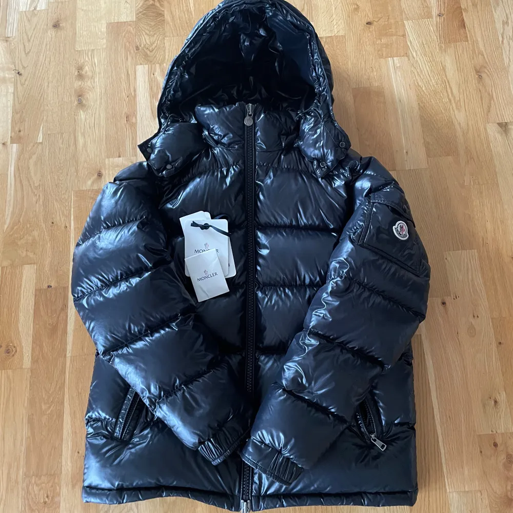 Ny Moncler Maya Size 4 (L) Kvitto, tags finns.  Endast använd enstaka gånger, nyskick, Inge skador  8990kr, hämtas i Boden / fraktas. Jackor.