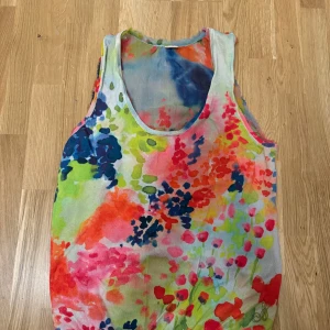 Linne från Nolita - Använd men fin. Färgglad topp från Nolita som har typ genomskinligt tyg bak men med mönster.