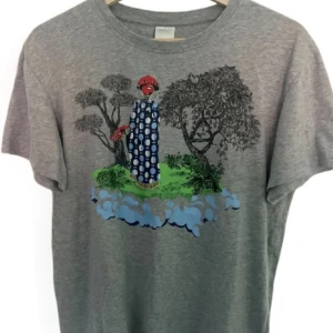 Walter van Beirendonck t-shirt - En riktigt fet Walter van Beirendonck x Ikea t-shirt i storlek medium. Mycket bra skick. Skriv i DM om intresserad eller har frågor. Kan även skicka fler bilder. Pris kan diskuteras 