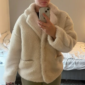 Teddyjacka från Lindex - Superfin teddyjacka från Lindex, köpt förra året. Sparsamt använd. Jättefin nu till hösten 🤗stängs där fram med 3 knappar