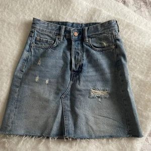 Jeans kjol - Sliten jeanskjol från H&M. Knappt använd🤎