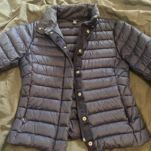 Ralph lauren dunjacka - Säljer min marinblåa dunjacka frn ralph lauren för den kommer inte till användning. Jag bär vanligtvis M/S och skulle säga denna är som S/XS då jag inte förstått mig på märkningen i jackat. Använd 1-3 gånger💕💕köpt för 1995kr