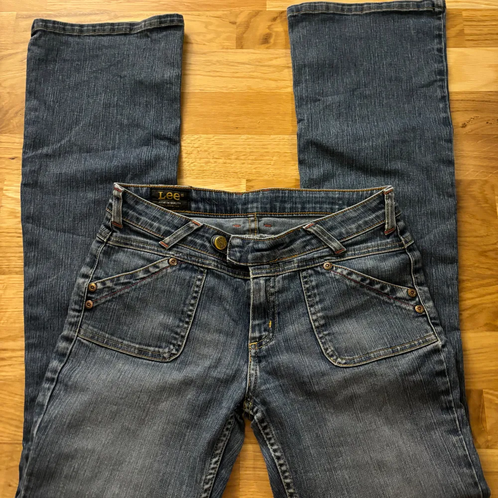 Säljer ett par snygga blå jeans från Lee. De är i bra skick och redo för en ny ägare!. Jeans & Byxor.