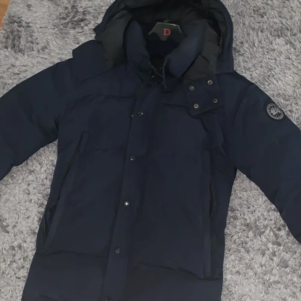 Canada goose wyndham Parka, strl M (skräddarsydd) 9/10 skick. Använd 2 vintrar,  pris kan diskuteras. Jackor.