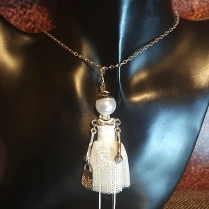 Långt halsband med "Docka" - Coolt halsband där kedjan är 72cm & själva dockan 9cm. Ha som halsband, väsksmycke, nyckelring, backspegelshänge ect ✨️Titta igenom alla mina upplagda & köp fler saker i bundle för att spara på frakten och få allt du köpt i ett och samma paket✨️