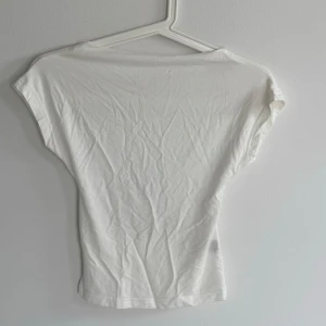 Tröja med öppen rygg  - Vit tröja med öppen rygg från SHEIN, säljes då jag tycker den är lite genomskinlig. 