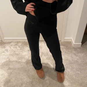 nike yoga pants - as sköna och väldigt sparsamt använda. säljer då säljer då de ej används. passar många då dem väldigt töjbara och sköna. är ca 160 o de är för långa,men de gör ingen större skillnad då jag ändå inte trampar på dem.har ej tränat i de. köpa för 699kr 