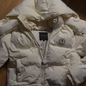 Trapstar jacka dam - Cropped trapstar jacka i färgen cream , nästan helt ny använt ungrfär en vinter  Strlk M men passar S