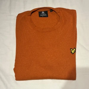 Lyle and scott stickad tröja - Fin orange stickad tröja i märket lyle and scott passar perfekt till hösten.  Tveka inte på att skriva om du undrar över något😁  