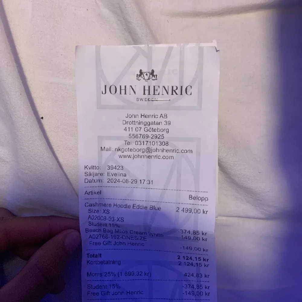 Tja, säljer då min helt nya kashmir zip hoodie i mörk blå från NK John Henric i Göteborg. kvitto finns och påse så att ni ser den är äkta bara höra av sig. Vid snabb affär sänker ja priset . Hoodies.