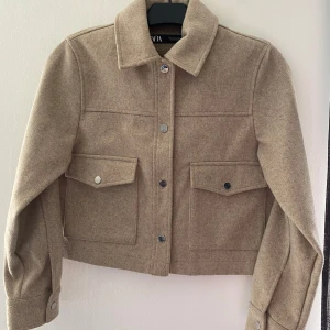 Zara jacks - Midjekort jacka med knappar från zara Bra skick