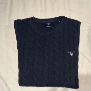 stickad tröja av gant - gott skick. Väldigt mörkblå färg.  Tveka inte på att skriva om du undrar över något😁 