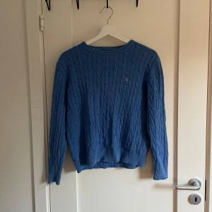 Blå stickad tröja från Gant - Säljer gant tröja för den blivit för liten. Inga defekter och fraktas snabbt. Passar runt 170.  Pris inte hugget i sten🤩
