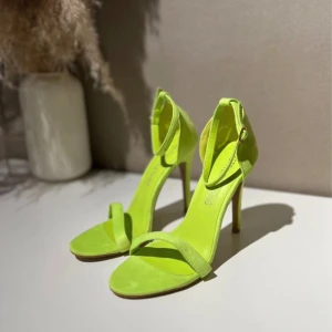 Neon Lime Strappy Heeled Sandal - Nya, aldrig använda. Klackhöjd 12cm