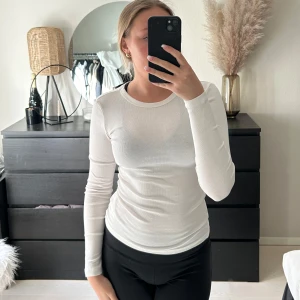 Gina basic tröja - Den ser genomskillnig ut på mig pga svagt bh och för liten. Bra skick inga defekter.🤍
