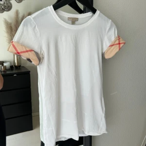 Burberry - Säljer denna burberry tröjan. Den är äkta och köptes på sellpy där den är godkännd som äkta. Jag har inga bevis mer än kvitto och bevis från sellpy. Skit snygg men för liten på mig!!!😍