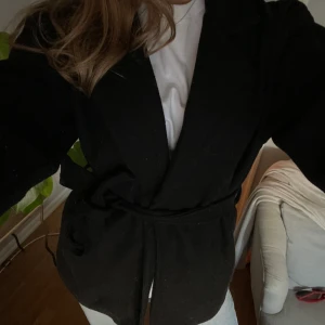 Kappa - Svart kort kappa från missäy med knytband i midjan!!! Något kortare i ärmarna 💞💞