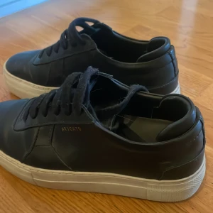 Axel Arigato sneakers  - Svarta Axel Arigato sneakers i skinn. Storlek 36. Fint skick. 