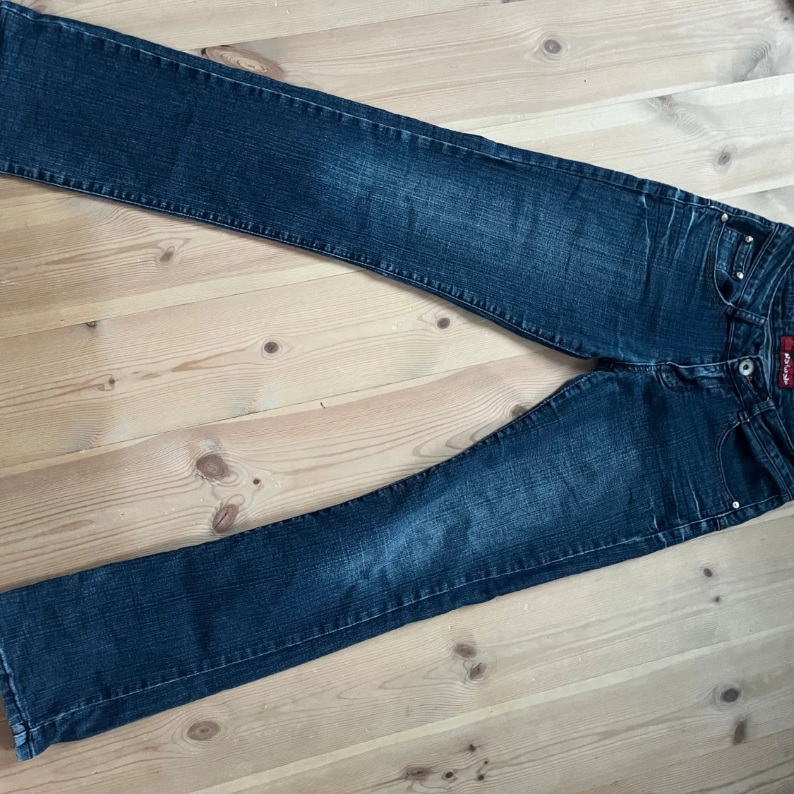 Så coola jeans med en krona på - 91