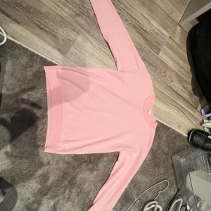  Filippa K tröja  - En jätte fin fillipa k tröja i färgen rosa😍 Nypris:2499 Priset kan diskuteras🥰