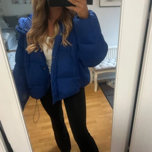 Blå pufferjacket  - Säljer denna snygga oversized jackan med en superfin blå färg. Håller värmen skitbra..💙Verkligen perfekt jacka nu till vintern. Den kommer tyvärr inte till användning av mig och det är därför jag säljer den💙(sista bilden är lånad)